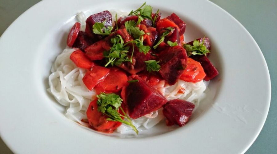 Rice noodles with spicy carrots and beets in coconut milk
